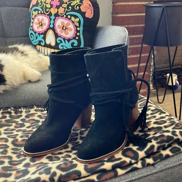 Aldo heeled Suede lace up boot size 8 1/2 .  Pristine condition.  Beautiful boot - Picture 1 of 6